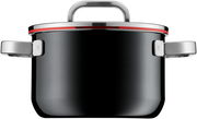 Schwarzer Kochtopf aus der Fusiontec-Serie mit Edelstahlgriffen und rotem Akzent, Frontalansicht.