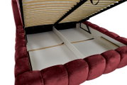 Gestoffeerd bedframe met omhooggeklapt lattenbodem, bovenaanzicht, toont de opbergruimte binnenin.