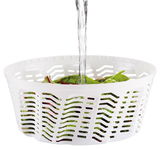 Weiße Salatschleuder Swift Dry mit frischem Salat, Wasser wird von oben eingegossen, seitliche Perspektive