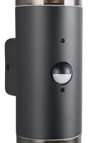 Nahaufnahme einer modernen, zylindrischen Wandleuchte in Schwarz mit integriertem Bewegungssensor, seitliche Perspektive