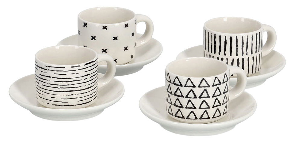 Vier Espresso-Tassen mit Untertassen, jede mit einem einzigartigen schwarz-weißen Muster, aus einer leicht erhöhten Perspektive fotografiert.