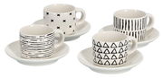 Vier Espresso-Tassen mit Untertassen, jede mit einem einzigartigen schwarz-weißen Muster, aus einer leicht erhöhten Perspektive fotografiert.