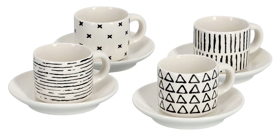 Vier Espresso-Tassen mit Untertassen, jede mit einem einzigartigen schwarz-weißen Muster, aus einer leicht erhöhten Perspektive fotografiert.