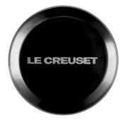 Schwarzer Deckelknopf aus Nickel mit der Aufschrift 'Le Creuset', von oben betrachtet.