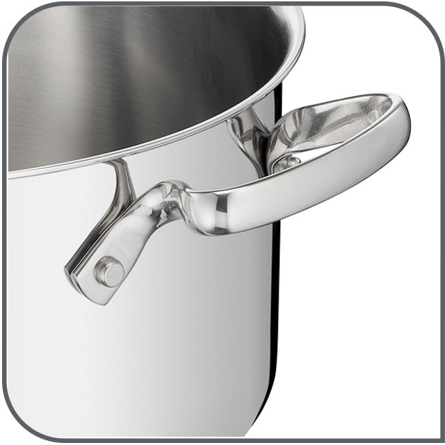 Nahaufnahme eines glänzenden Edelstahl-Topfes mit Griff, seitliche Perspektive