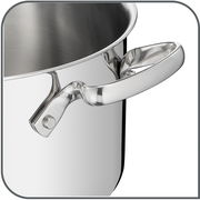 Nahaufnahme eines glänzenden Edelstahl-Topfes mit Griff, seitliche Perspektive