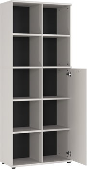 Aktenschrank mit acht offenen Fächern und einer Tür, perspektivisch von vorne rechts betrachtet.