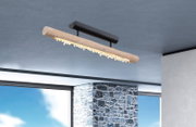 Moderne Hängeleuchte aus Holz mit Kristallanhängern, seitliche Perspektive