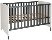 Modernes Babybett mit grauen Gitterstäben und weißen Seitenteilen, seitliche Perspektive