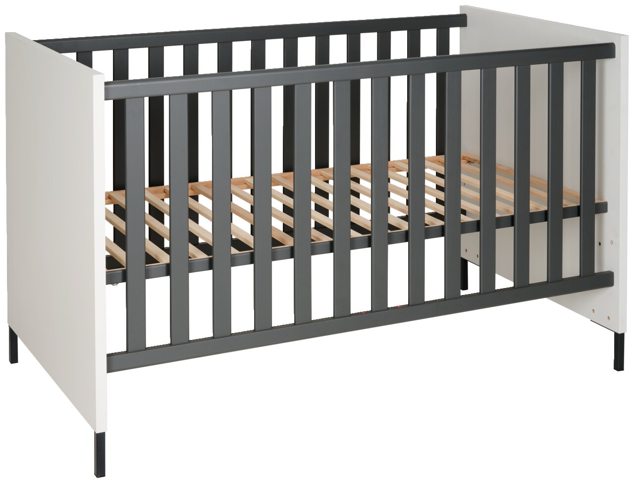 Modernes Babybett mit grauen Gitterstäben und weißen Seitenteilen, seitliche Perspektive