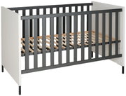 Modernes Babybett mit grauen Gitterstäben und weißen Seitenteilen, seitliche Perspektive