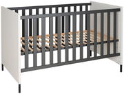 Modernes Babybett mit grauen Gitterstäben und weißen Seitenteilen, seitliche Perspektive