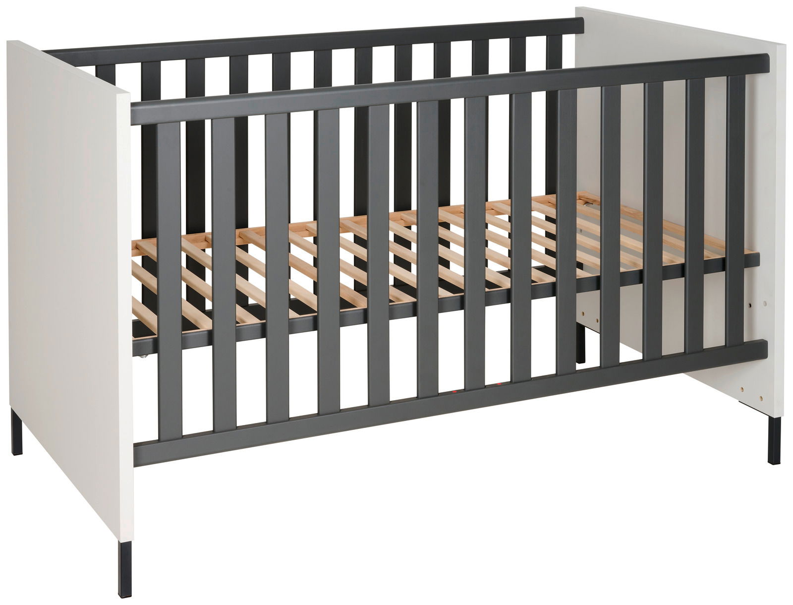 Modernes Babybett mit grauen Gitterstäben und weißen Seitenteilen, seitliche Perspektive