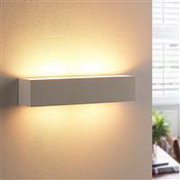 Moderne Wandleuchte in rechteckiger Form, seitliche Perspektive, mit warmem Lichtschein nach oben und unten.