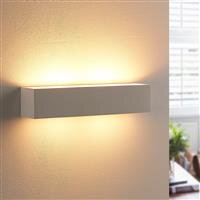 Moderne Wandleuchte in rechteckiger Form, seitliche Perspektive, mit warmem Lichtschein nach oben und unten.