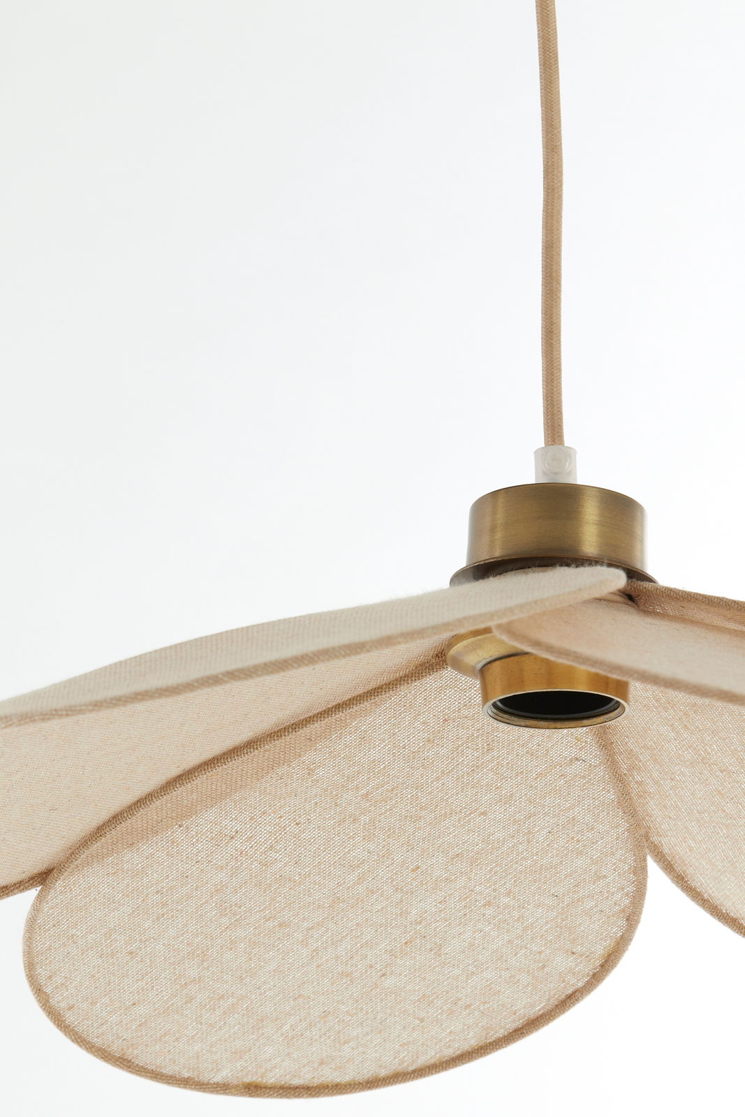 Nahaufnahme einer Hängeleuchte mit blütenförmigem Stoffschirm in Beige, von unten betrachtet.
