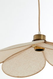 Nahaufnahme einer Hängeleuchte mit blütenförmigem Stoffschirm in Beige, von unten betrachtet.