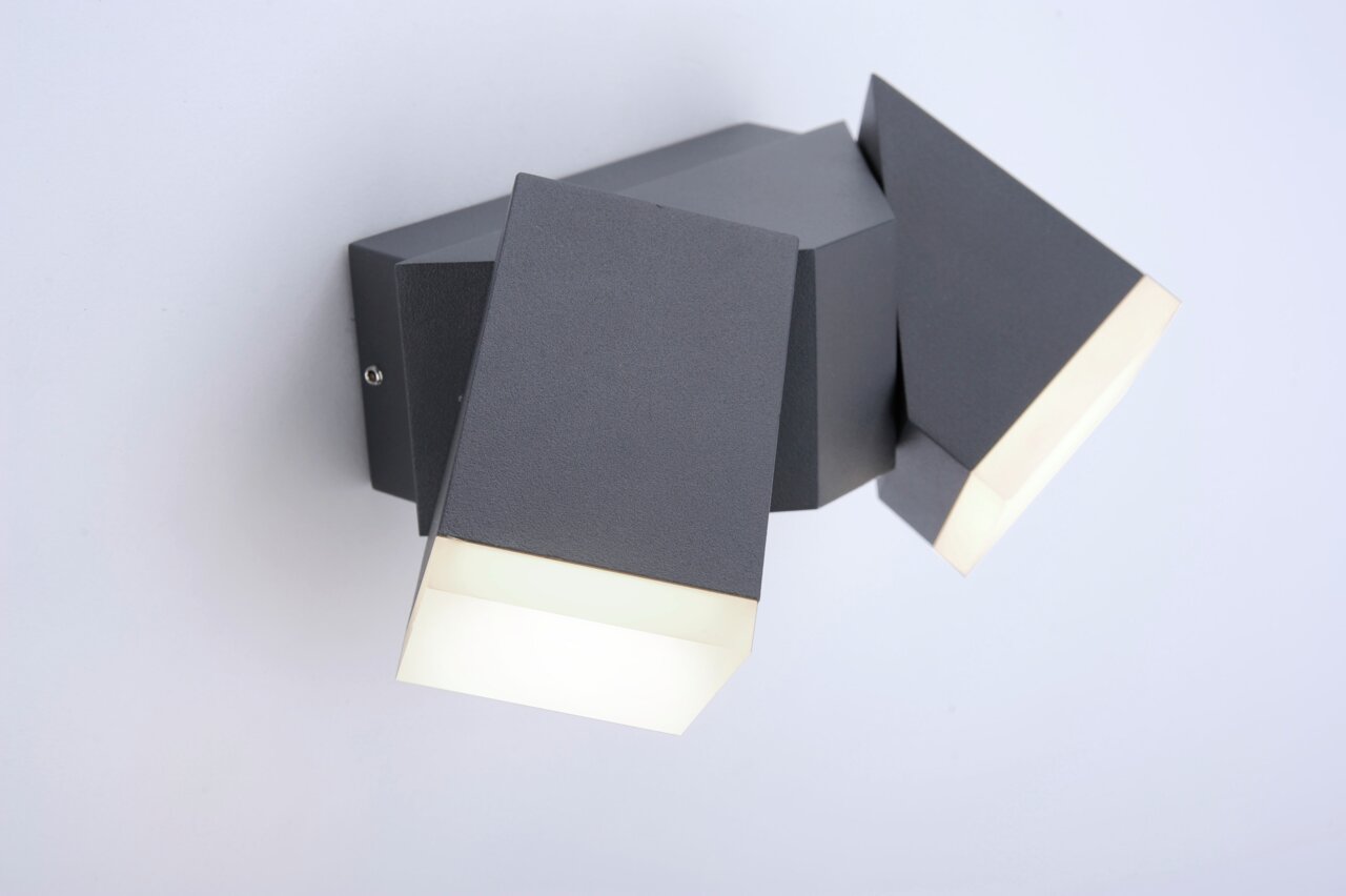 Moderne anthrazitfarbene Wand- und Deckenleuchte mit zwei rechteckigen Lichtquellen, seitliche Perspektive.