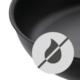 Nahaufnahme einer schwarzen Schmorpfanne mit Antihaftbeschichtung, seitliche Perspektive, mit Symbol für fettfreies Kochen.