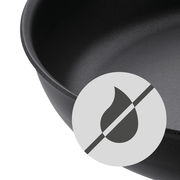 Nahaufnahme einer schwarzen Schmorpfanne mit Antihaftbeschichtung, seitliche Perspektive, mit Symbol für fettfreies Kochen.