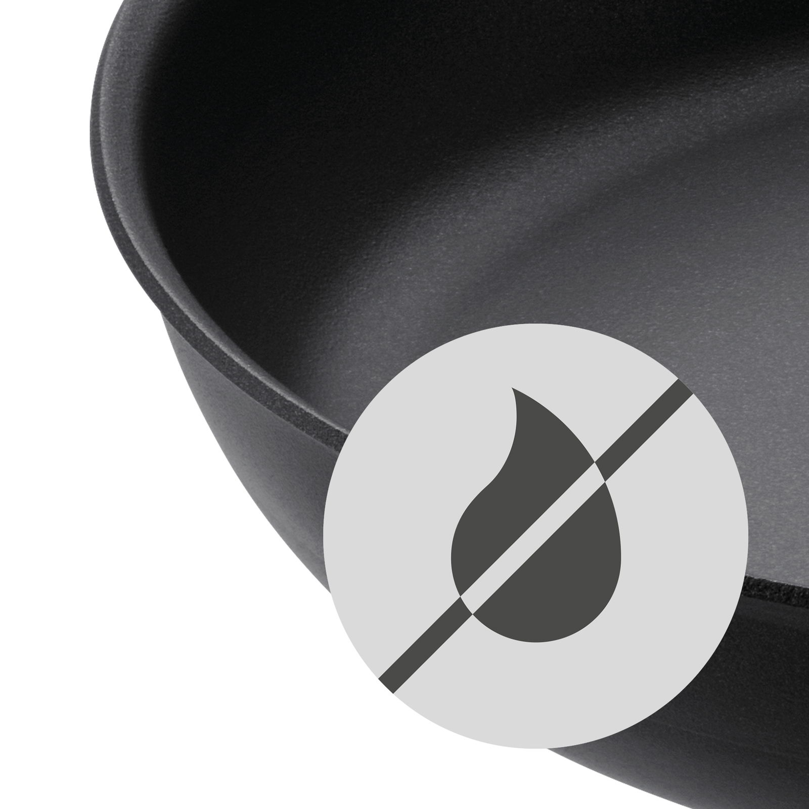 Nahaufnahme einer schwarzen Schmorpfanne mit Antihaftbeschichtung, seitliche Perspektive, mit Symbol für fettfreies Kochen.