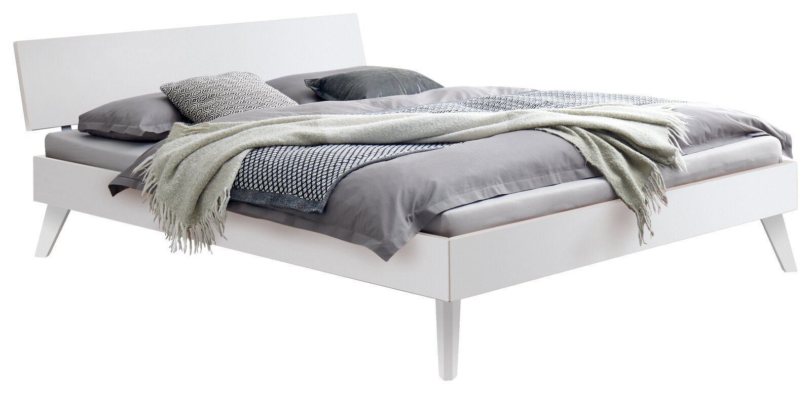 Modernes weißes Bettgestell mit schräger Perspektive, grauer Bettwäsche und dekorativen Kissen.