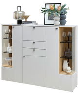 Modernes Highboard in Weiß mit Glasvitrinen, dekoriert mit Vasen, Gläsern und Büchern, aus frontaler Perspektive.