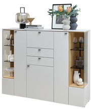Modernes Highboard in Weiß mit Glasvitrinen, dekoriert mit Vasen, Gläsern und Büchern, aus frontaler Perspektive.