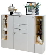 Modernes Highboard in Weiß mit Glasvitrinen, dekoriert mit Vasen, Gläsern und Büchern, aus frontaler Perspektive.