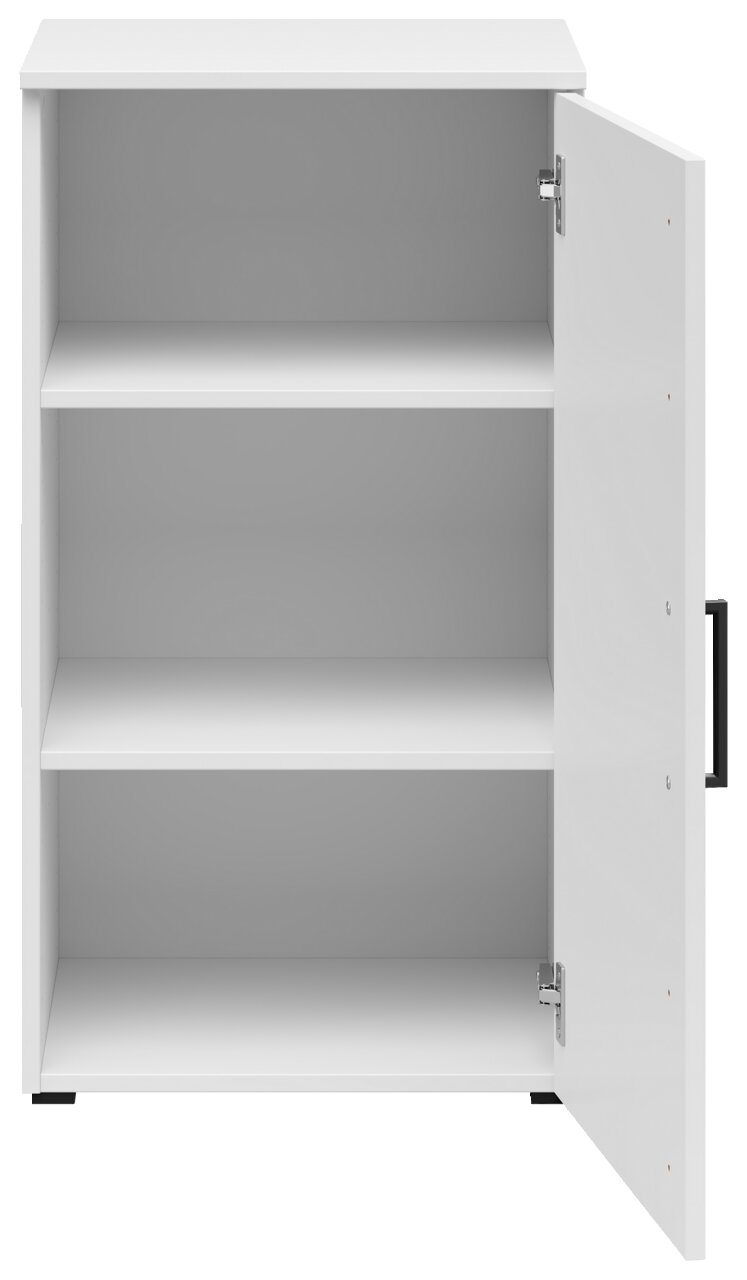 Weiße Kommode mit zwei offenen Regalböden und einer geöffneten Tür, Frontalansicht