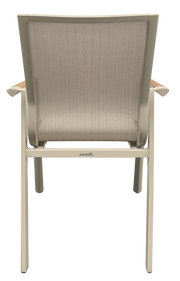 Rückansicht eines Stapelstuhls mit beigem Stoffbezug und Armlehnen aus Holz.