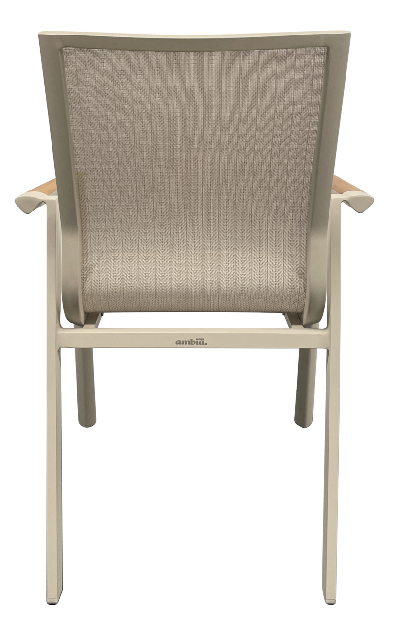 Rückansicht eines Stapelstuhls mit beigem Stoffbezug und Armlehnen aus Holz.