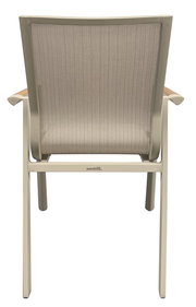 Rückansicht eines Stapelstuhls mit beigem Stoffbezug und Armlehnen aus Holz.