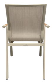Rückansicht eines Stapelstuhls mit beigem Stoffbezug und Armlehnen aus Holz.