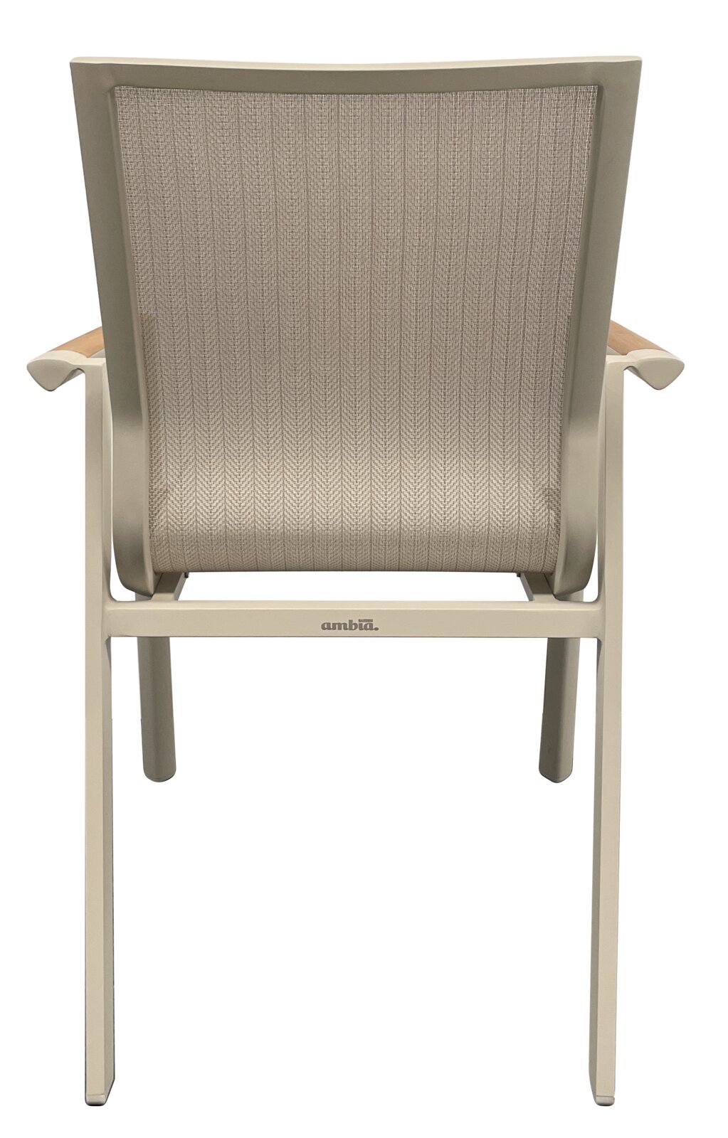 Achterkant van een stapelstoel met een beige stoffen bekleding en houten armleuningen.