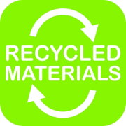 Grünes Symbol mit weißen Pfeilen und dem Text 'Recycled Materials', Vorderansicht