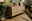 Holz-Sideboard mit drei Türen in einem modernen Wohnzimmer, seitliche Perspektive
