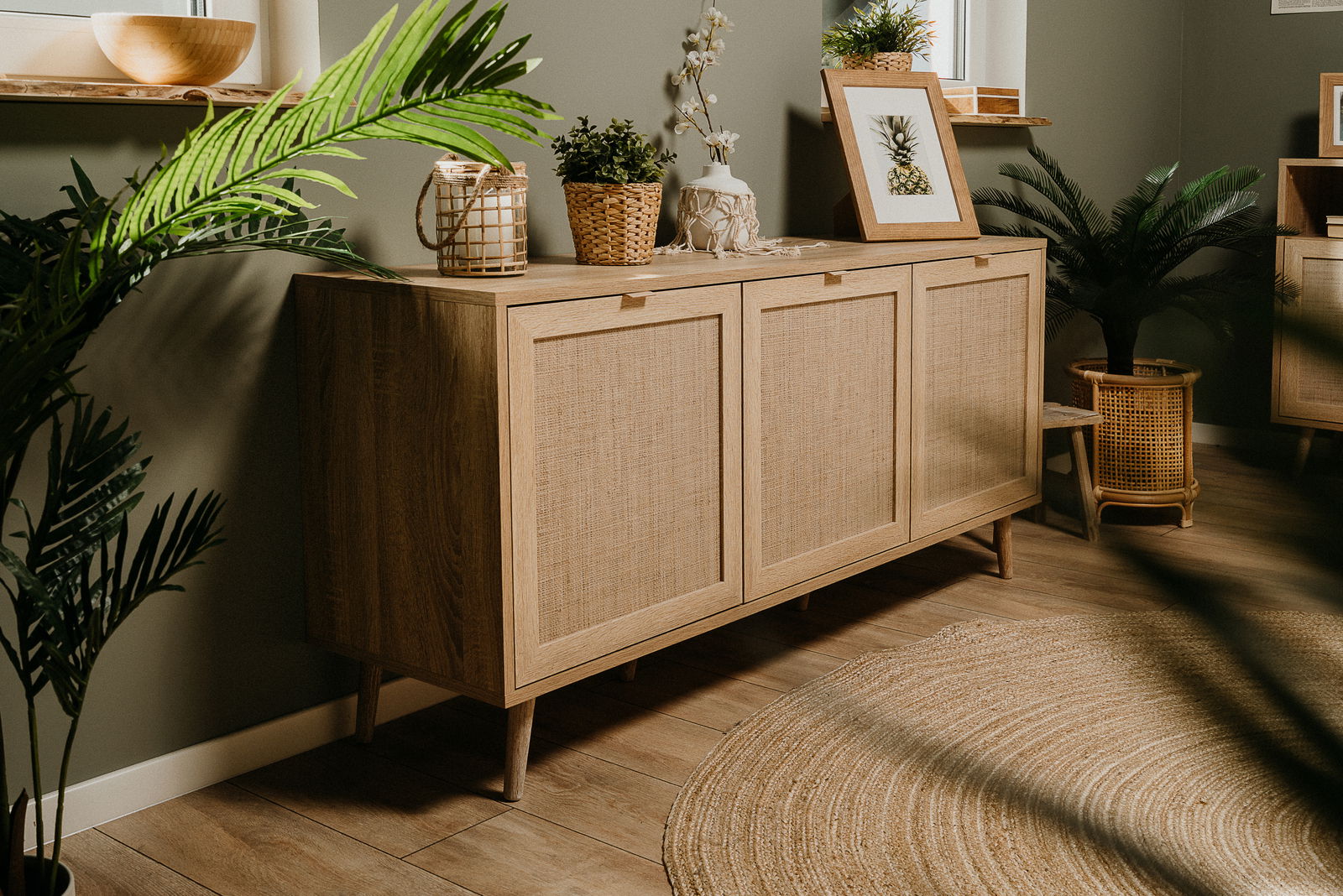 Z2 Sideboard DENPASAR Holz-Sideboard mit drei Türen in einem modernen Wohnzimmer, seitliche Perspektive