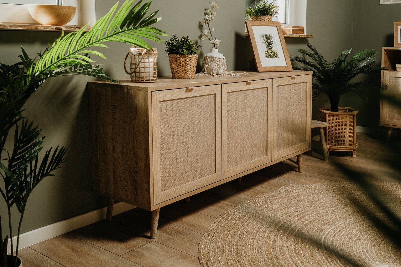 Holz-Sideboard mit drei Türen in einem modernen Wohnzimmer, seitliche Perspektive
