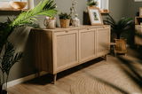 Holz-Sideboard mit drei Türen in einem modernen Wohnzimmer, seitliche Perspektive