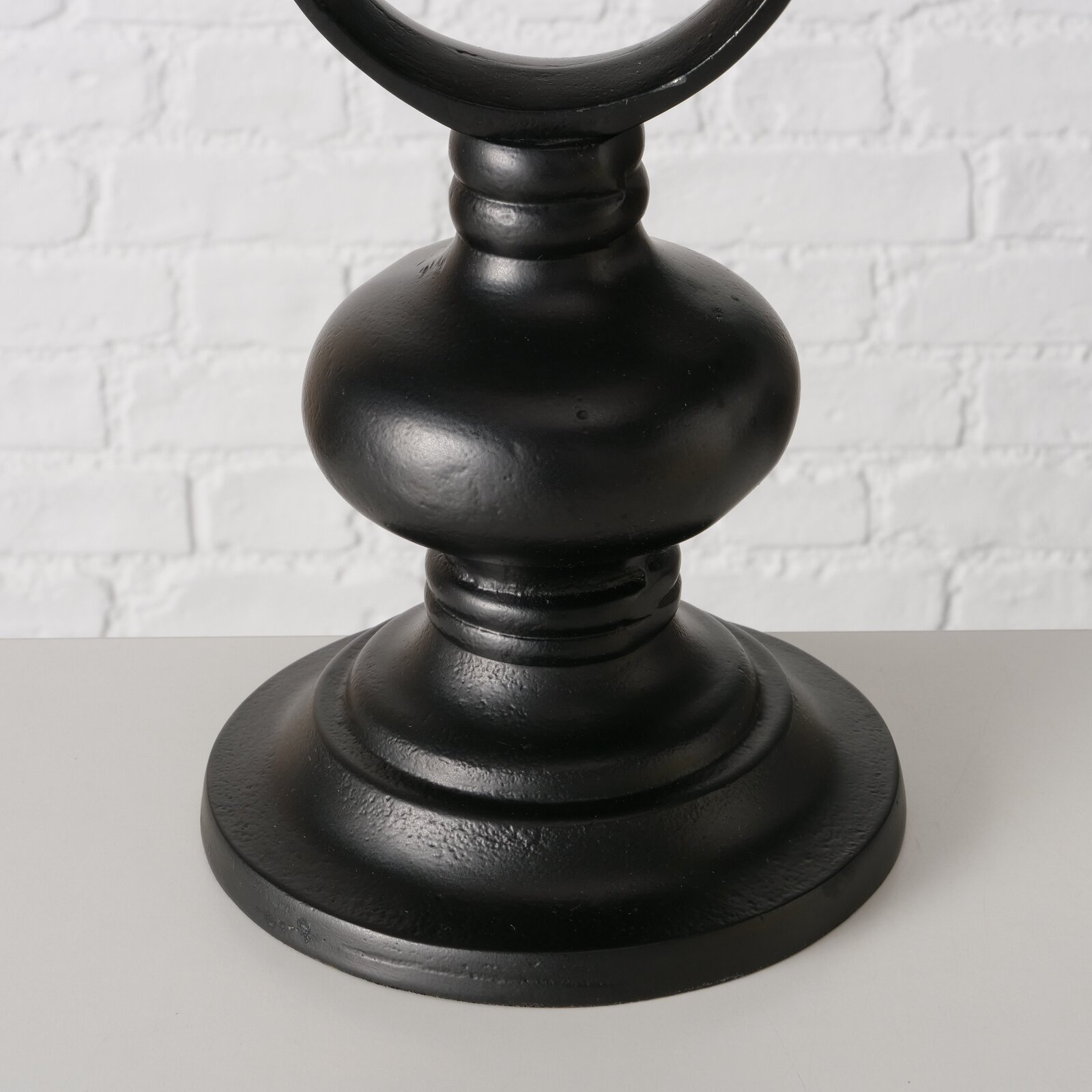 Schwarzer Kerzenleuchter Plokky aus Metall, Nahaufnahme von der Seite auf einem weißen Hintergrund.