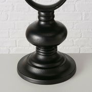 Schwarzer Kerzenleuchter Plokky aus Metall, Nahaufnahme von der Seite auf einem weißen Hintergrund.