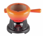 Käsefondue Set Flame in ofenroter Farbe, Ansicht von oben mit Griff und Ständer.