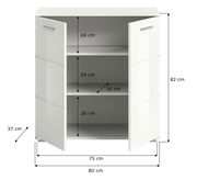 Weiße Kommode mit zwei offenen Türen, drei Fächern und den Maßen 80 cm Breite, 82 cm Höhe und 37 cm Tiefe, frontale Ansicht.
