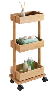 Bambus-Badwagen mit drei Etagen, gefüllt mit Handtüchern, Muscheln und Flaschen, auf Rollen, seitliche Perspektive