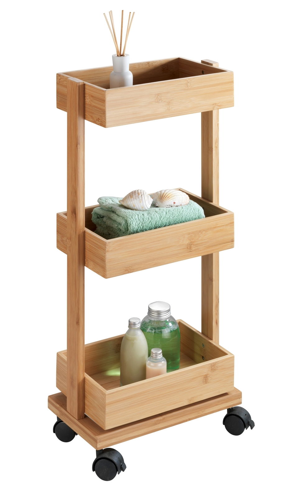 Bambus-Badwagen mit drei Etagen, gefüllt mit Handtüchern, Muscheln und Flaschen, auf Rollen, seitliche Perspektive