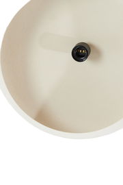 Nahaufnahme einer cremefarbenen Hängeleuchte von oben mit sichtbarer Lampenfassung in der Mitte.