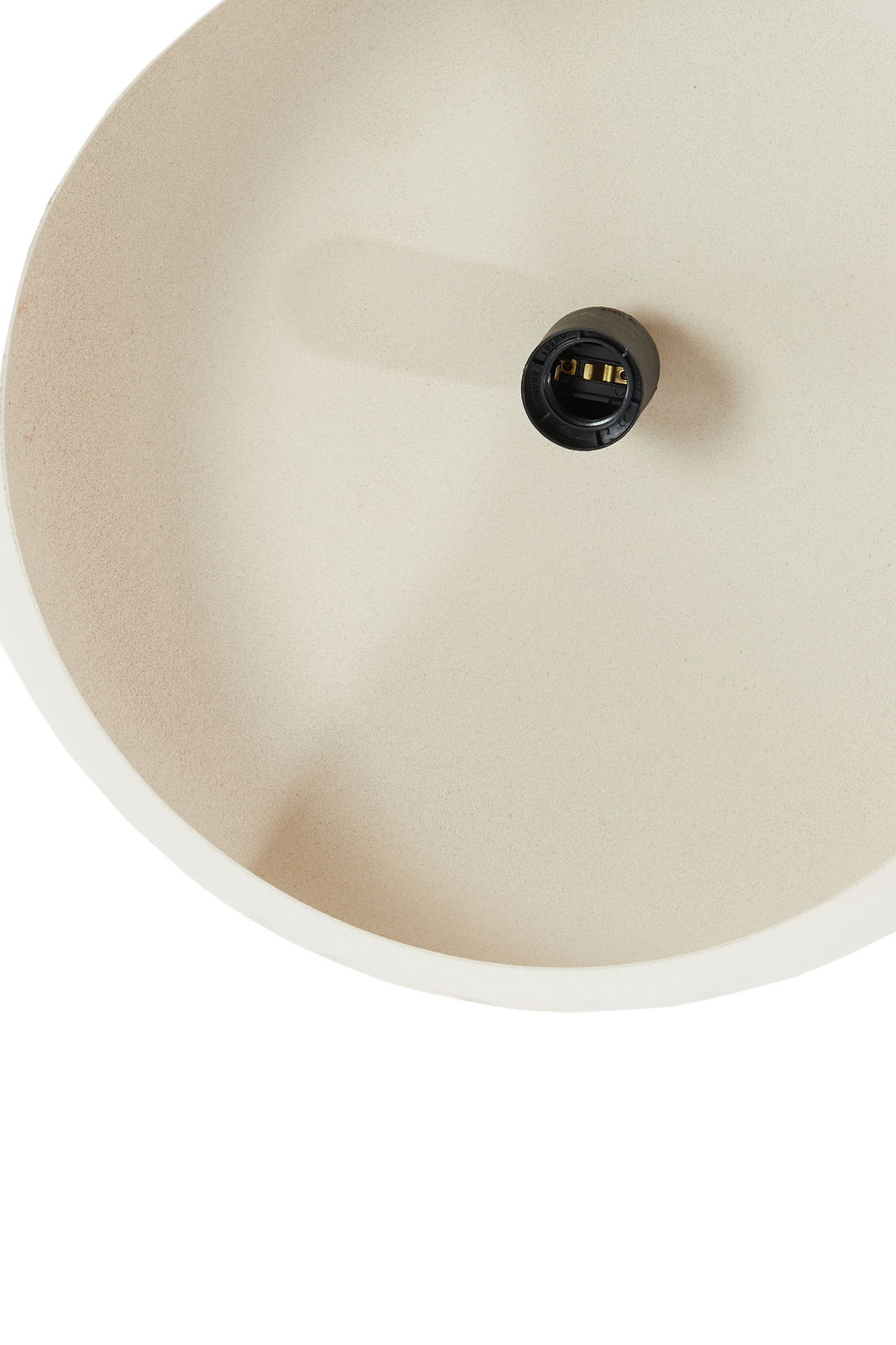 Nahaufnahme einer cremefarbenen Hängeleuchte von oben mit sichtbarer Lampenfassung in der Mitte.