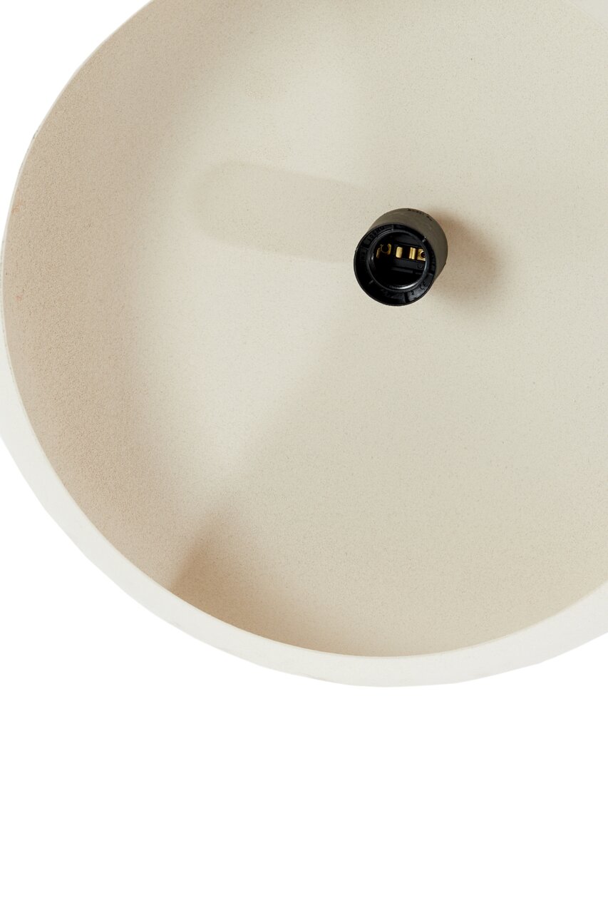 Close-up van een crèmekleurige hanglamp, van bovenaf gezien, met een zichtbare lamphouder in het midden.