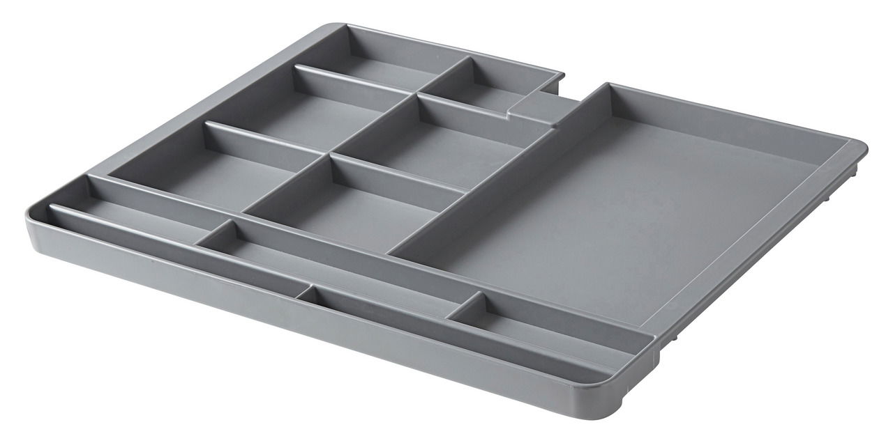 Grauer Besteckkasten aus Kunststoff mit mehreren Fächern, perspektivisch von oben fotografiert.